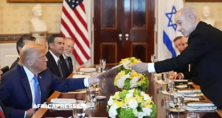 Le Premier ministre israélien Benjamin Netanyahu, à droite, remet un dossier au président Donald Trump lors d’une réunion dans la salle bleue de la Maison Blanche, lundi 7 juillet 2025.