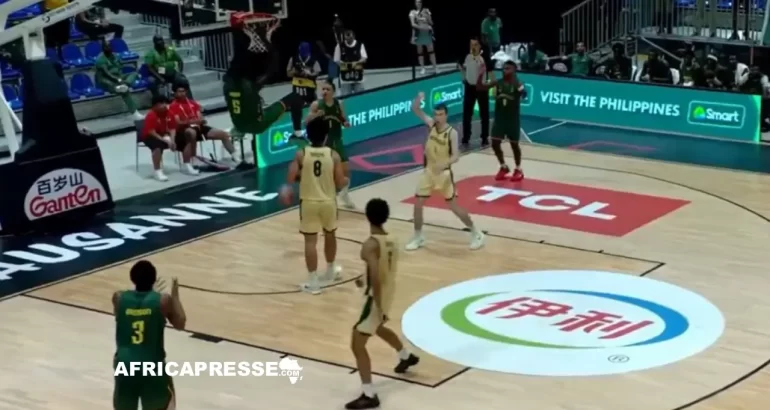 Le camerounais Amadou Seini dunke... contre son camp dans un match de la Coupe du monde U19