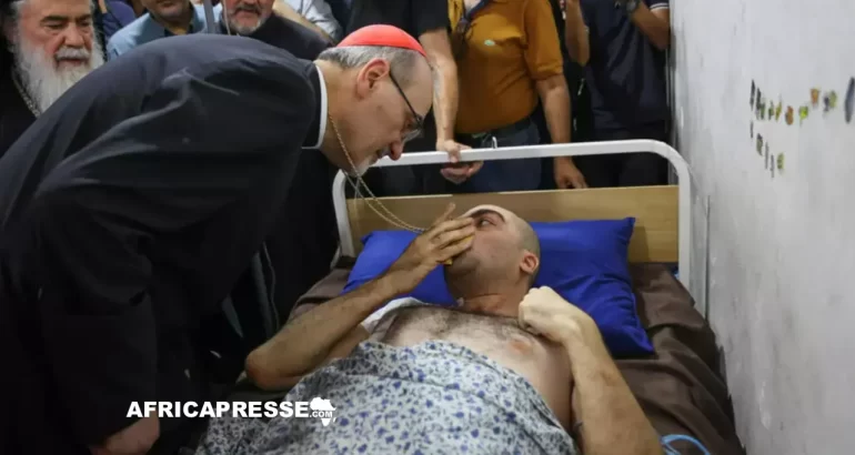 Une frappe sur une église de Gaza ravive les tensions autour de la protection des lieux de culte Le patriarche latin de Jérusalem, Pierbattista Pizzaballa, réconforte un homme blessé lors d'une frappe israélienne sur l'église de la Sainte Famille