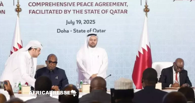 Le représentant de la RDC Sumbu Sita Mambu et le secrétaraire exécutif de l'AFC-M23 Benjamin Mbonimp lors de la signature d'un accord de principe entre les deux parties à Doha au Qatar