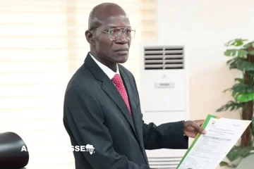 Présidentielle ivoirienne : le premier candidat dépose officiellement sa candidature Présidentielle ivoirienne : le premier candidat dépose officiellement sa candidature