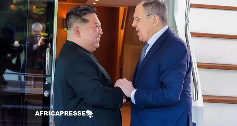 Guerre en Ukraine : Kim Jong-un promet un soutien total à la Russie Rencontre entre Kim Jong-un et Sergueï Lavrov, à Wonsan en Corée du Nord, le 12 juillet 2025