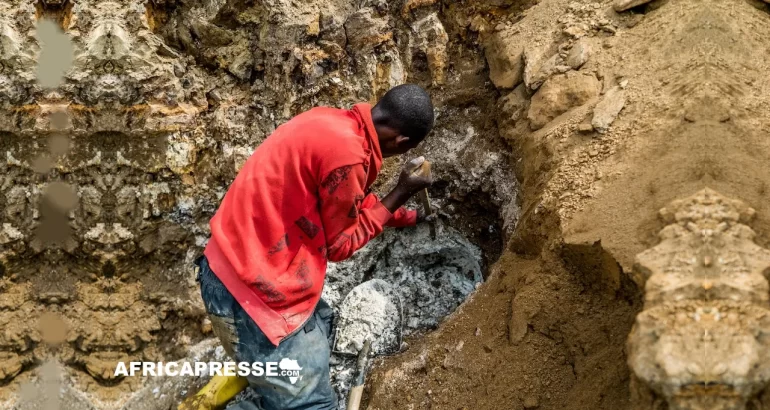Un creuseur dans une carrière de coltan près de Numbi