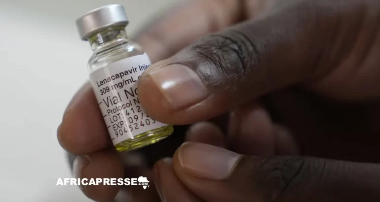 Un pharmacien tient un flacon de lenacapavir, le nouveau médicament injectable de prévention du VIH