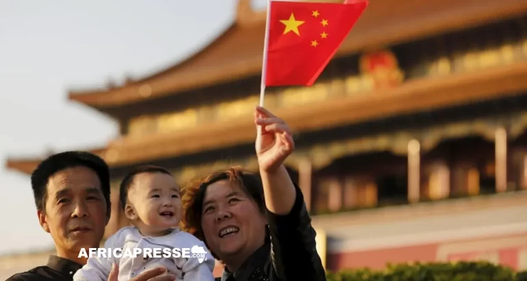 La Chine instaure une allocation nationale de 420 euros par enfant pour relancer sa natalité en chute libre Une famille Chinoise