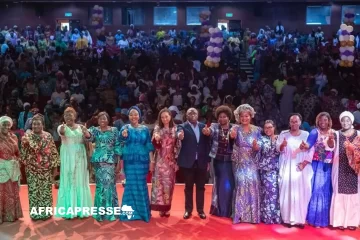 Présidentielle ivoirienne : 20 millions de FCFA collectés par des femmes pour soutenir la candidature de Ouattara Présidentielle ivoirienne : 20 millions de FCFA collectés par des femmes pour soutenir la candidature de Ouattara