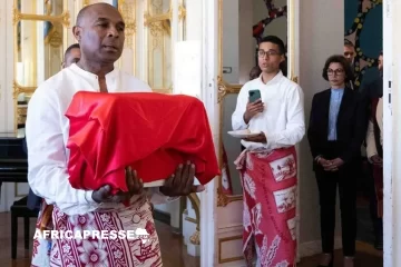 La France restitue à Madagascar le crâne du roi Toera, tué en 1897 La France restitue à Madagascar le crâne du roi Toera, tué en 1897