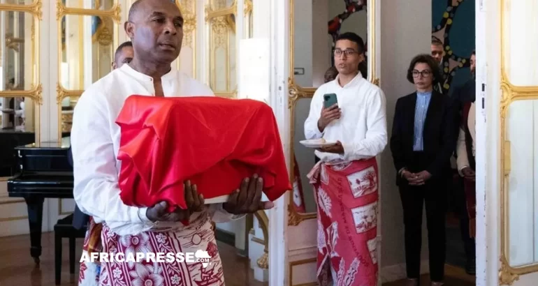 La France restitue à Madagascar le crâne du roi Toera, tué en 1897 La France restitue à Madagascar le crâne du roi Toera, tué en 1897