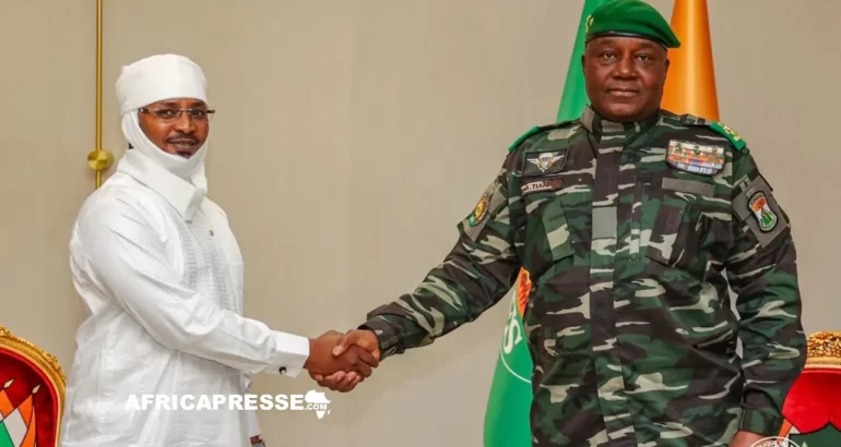 Le Maréchal Mahamat Idriss Déby Itno et le général Abdourahamane Tiani