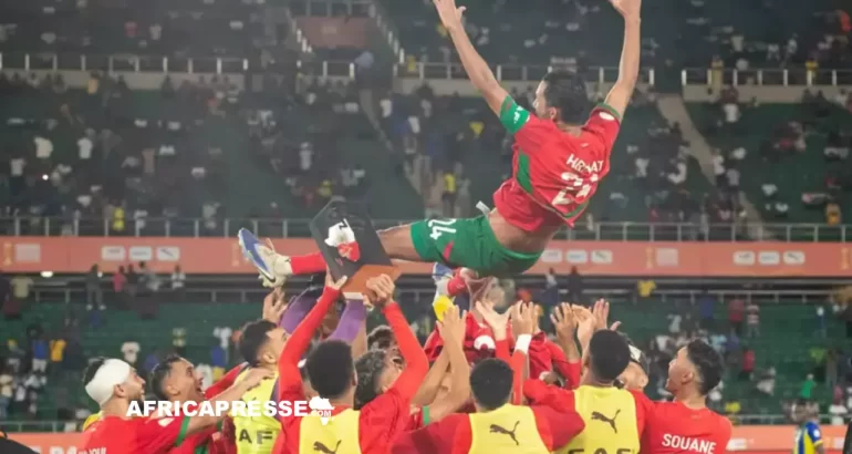 Le capitaine du Maroc Mohamed Hrimat porté en triomphe par ses coéquipiers a la CHAN 2025