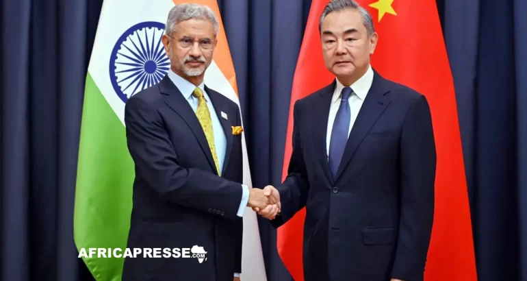 l’Inde et la Chine négocient la reprise de leurs échanges commerciaux après cinq ans de rupture Le ministre chinois des Affaires étrangères Wang Yi, à droite, serre la main du ministre indien des Affaires étrangères Subrahmanyam Jaishankar