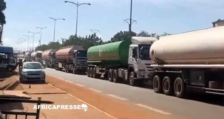 Crise sécuritaire au Mali : le Premier ministre dénonce un carburant payé “en sang humain” Crise sécuritaire au Mali : le Premier ministre dénonce un carburant payé “en sang humain”