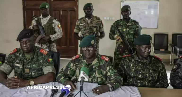 Le général de brigade Denis N’Canha au centre, chef du bureau militaire de la présidence