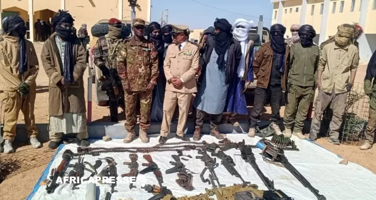 À Kidal, des dizaines de combattants se rendent aux autorités À Kidal, des dizaines de combattants se rendent aux autorités