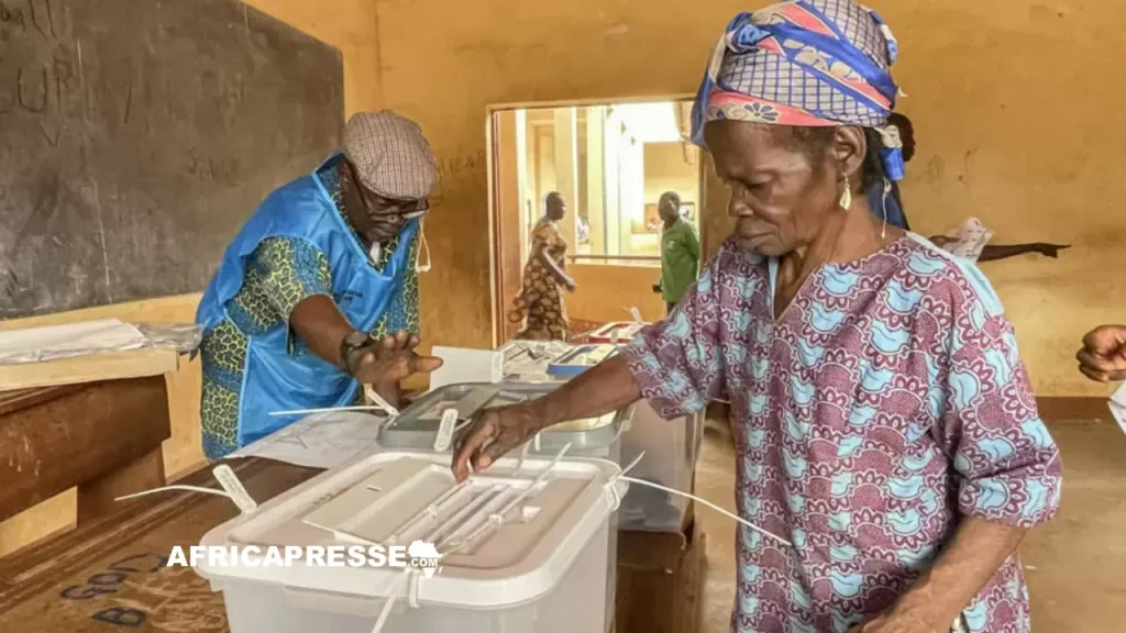 Une électrice dans un bureau de vote à Bangui en Centrafrique
