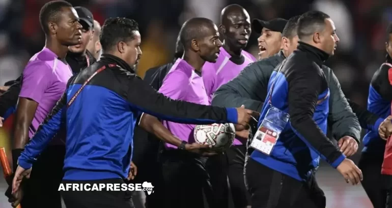 L'arbitre sénégalais du match Algérie-Nigeria, M. Issa Sy (au centre avec le ballon)
