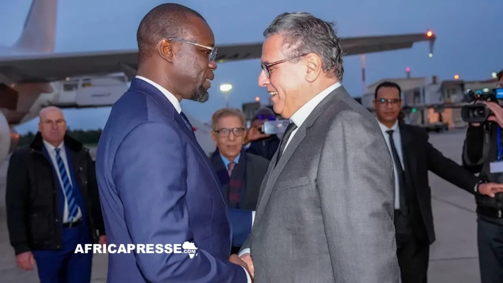 Poignée de mains entre les Premiers ministres sénégalais Ousmane Sonko et Aziz Akhannouch