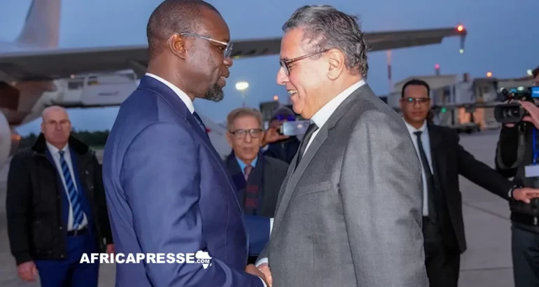 Poignée de mains entre les Premiers ministres sénégalais Ousmane Sonko et Aziz Akhannouch