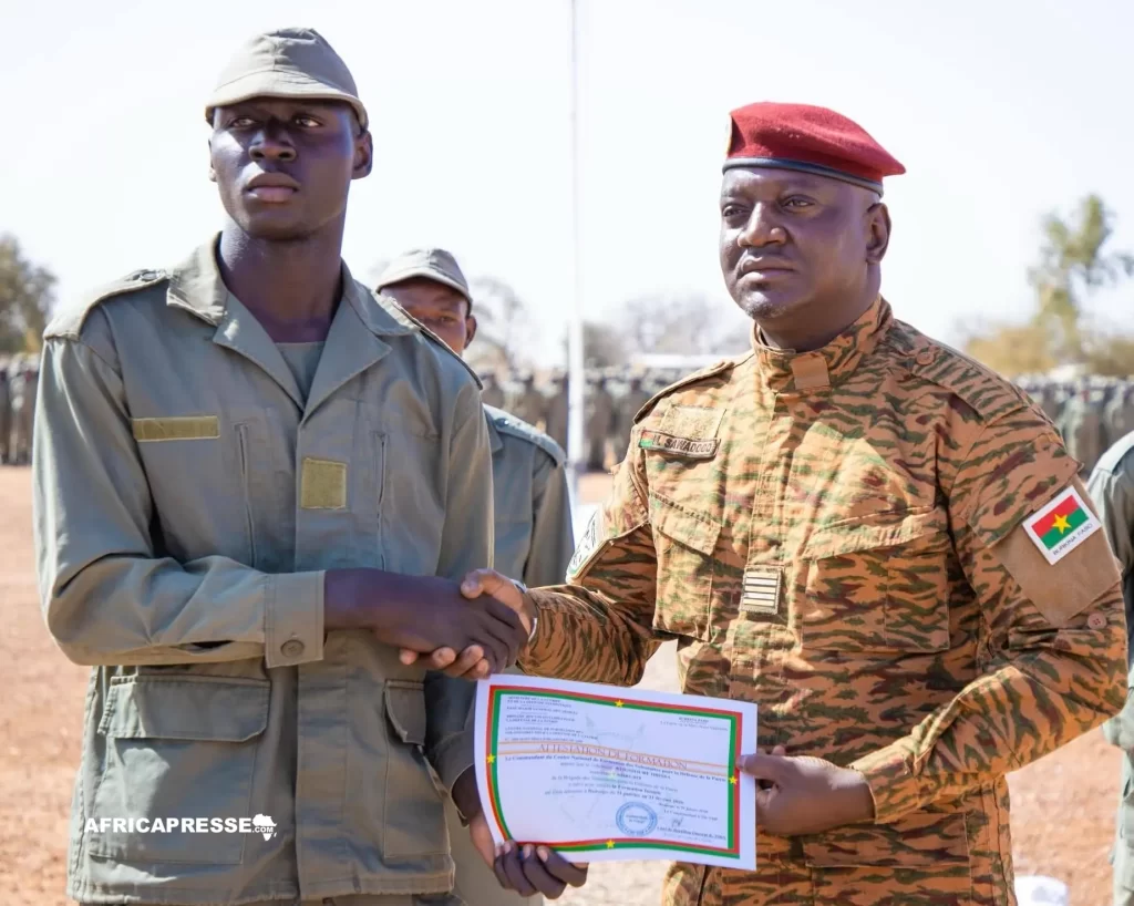 710 recrues terminent leur formation militaire et renforcent l’Agence Faso Mêbo