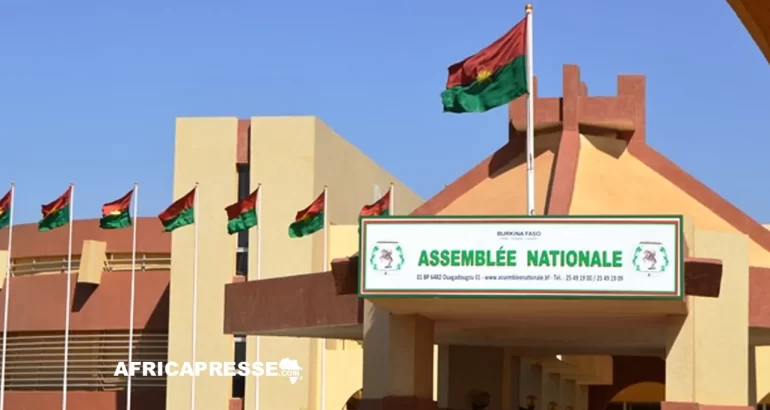 Burkina Faso : l’Assemblée de transition dissout à l’unanimité tous les partis politiques