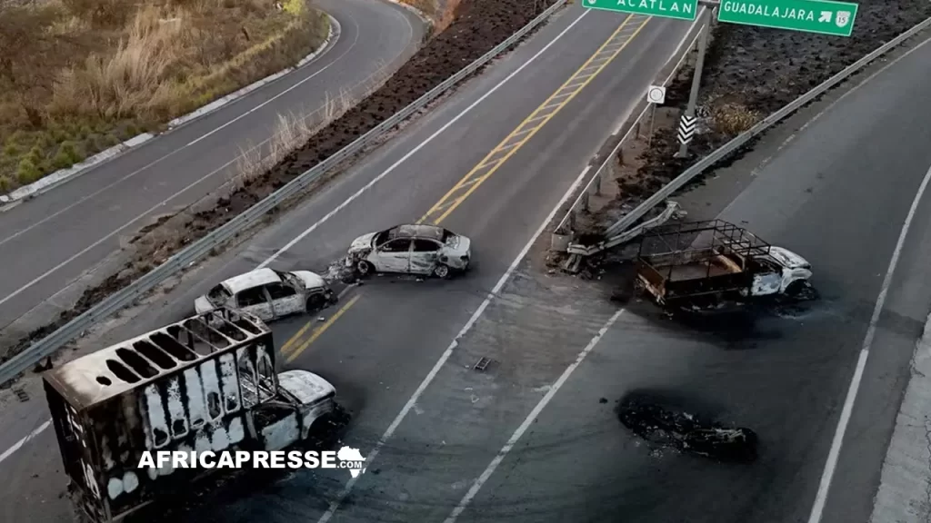 Carcasses de véhicules incendiés sur une autoroute, près d’Acatlan de Juarez, dans l’Etat de Jalisco, au Mexique, le 22 février 2026,