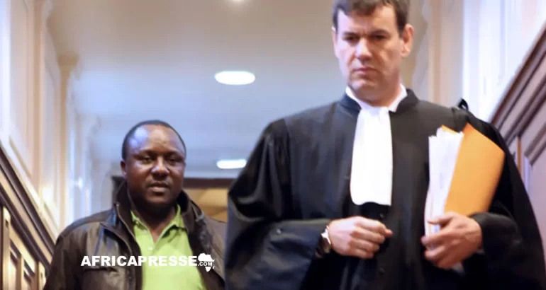 Claude Muhayimana (à gauche)