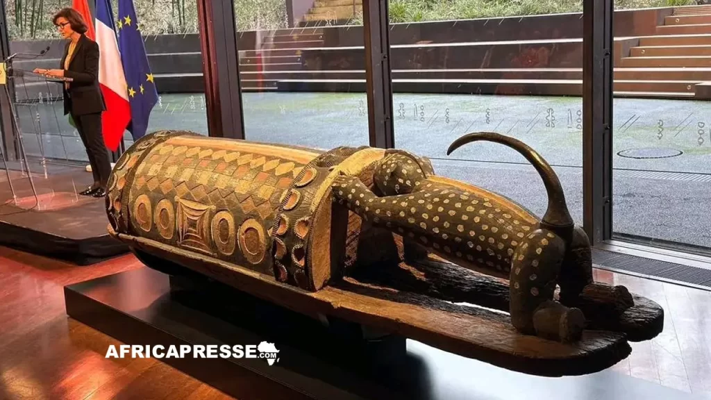 Le tambour parleur Djidji Ayôkwé, pillé en 1916, enfin restitué à la Côte d’Ivoire