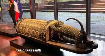 Le tambour parleur Djidji Ayôkwé, pillé en 1916, enfin restitué à la Côte d’Ivoire