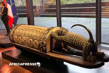 Le tambour parleur Djidji Ayôkwé, pillé en 1916, enfin restitué à la Côte d’Ivoire