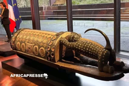 Le tambour parleur Djidji Ayôkwé, pillé en 1916, enfin restitué à la Côte d’Ivoire