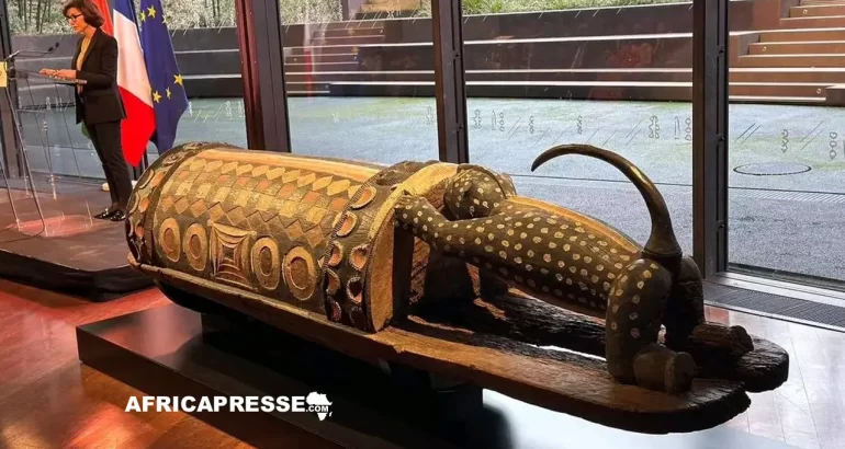 Le tambour parleur Djidji Ayôkwé, pillé en 1916, enfin restitué à la Côte d’Ivoire