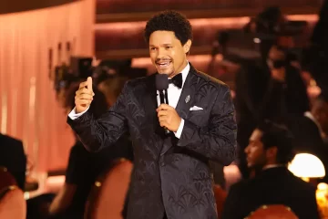 Aux Grammys, une plaisanterie de l’humoriste sud-africain Trevor Noah sur Trump et Epstein vire à la menace judiciaire