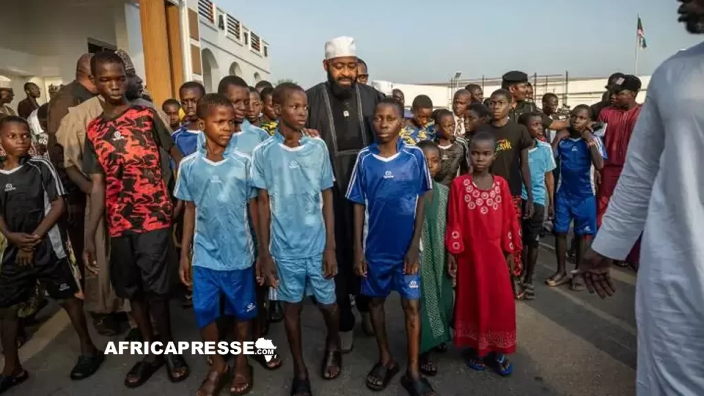 Le gouverneur de l'État du Niger (ouest du Nigeria), Mohammed Umaru Bago, au centre, marche aux côtés d'écoliers libérés à leur arrivée au bureau du gouverneur à Minna, le 8 décembre 2025, au Nigeria AFP/Archives Light Oriye Tamunotonye