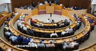 Sénégal : le Parlement adopte une loi renforçant les sanctions contre l’homosexualité malgré les critiques des ONG