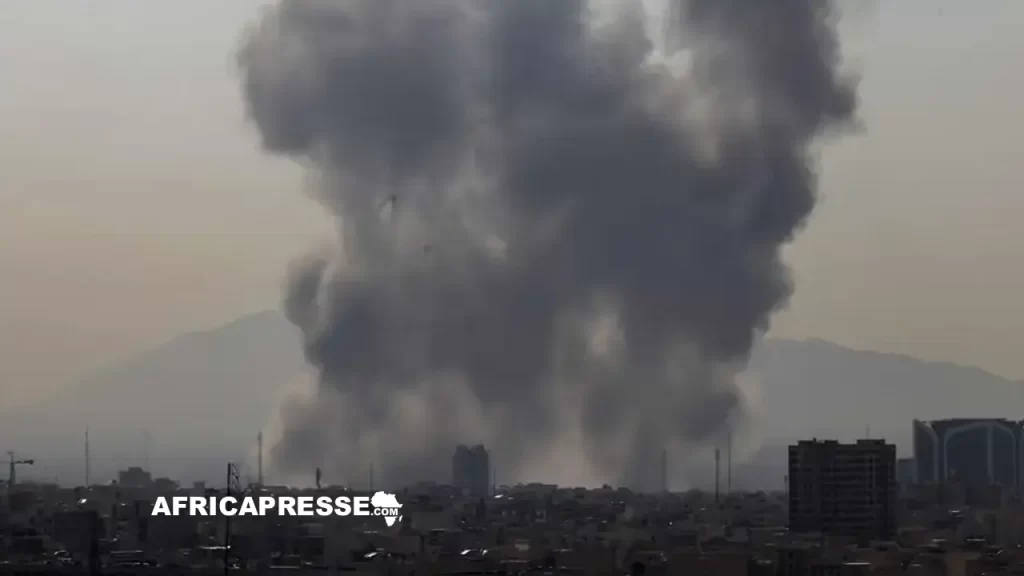 Un nuage de fumée s’élève dans le ciel de Téhéran samedi après les frappes israélo-américaines