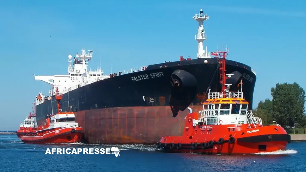 Un pétrolier est amarré