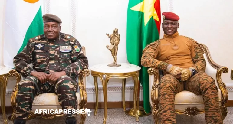 Tiani et Traoré resserrent les liens de l’AES, défis sécuritaires en ligne de mire