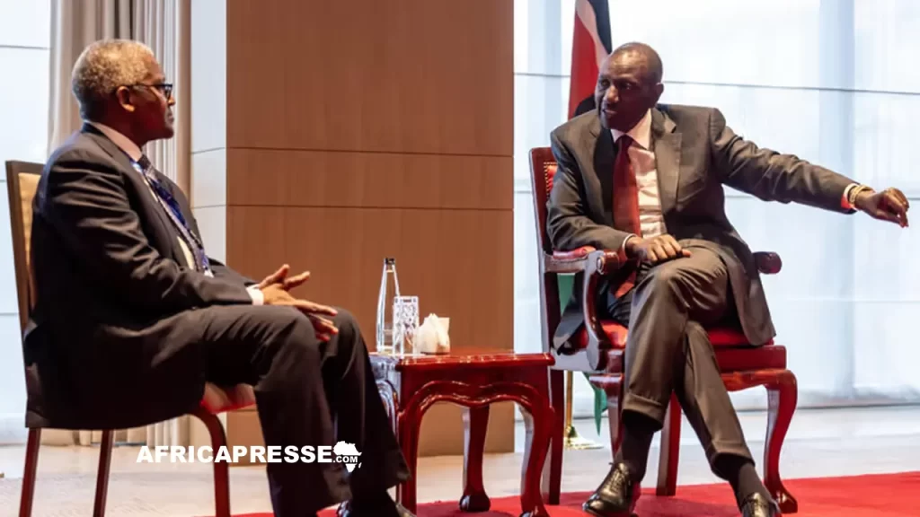 Aliko Dangote, l'homme le plus riche d'Afrique et fondateur du groupe Dangote, et le président kényan William Ruto.