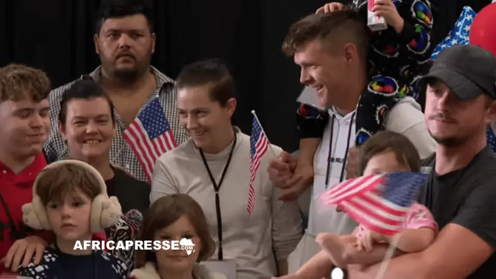 Des Sud-Africains blancs ayant obtenu le statut de réfugié aux États-Unis sous l'administration Trump arrivent à l'aéroport international Dulles de Washington, en Virginie.