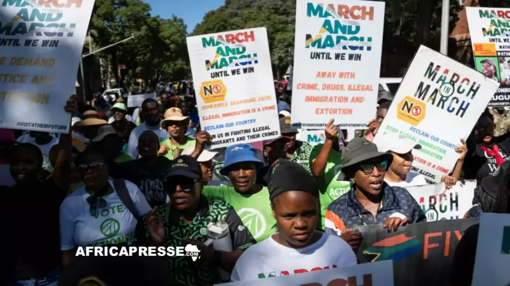 Des manifestants brandissent des pancartes lors d'une marche à Pretoria, en Afrique du Sud, le 28 avril 2026