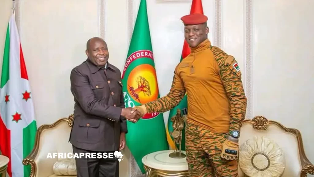 Le Président du Burundi et président en exercice de l’UA accueilli à Ouagadougou par le capitaine Ibrahim Traoré