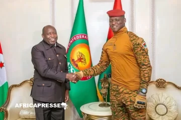 Le Président du Burundi et président en exercice de l’Union africaine accueilli à Ouagadougou par Ibrahim Traoré