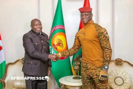Le Président du Burundi et président en exercice de l’Union africaine accueilli à Ouagadougou par Ibrahim Traoré