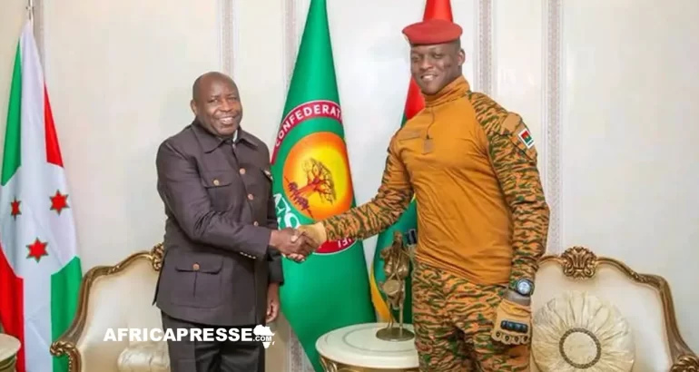 Le Président du Burundi et président en exercice de l’Union africaine accueilli à Ouagadougou par Ibrahim Traoré