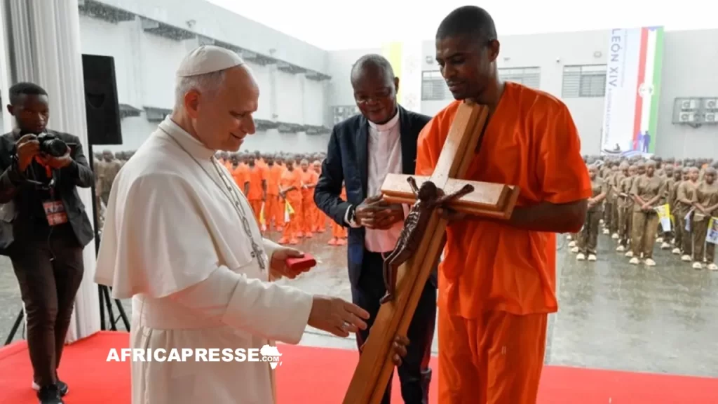 « Personne n’est exclu de l’amour de Dieu » : le pape porte un message d’espérance aux détenus de Bata