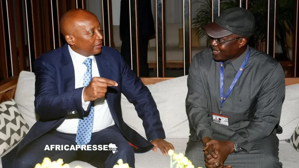 Le président de la CAF, Patrice Motsepe, accueilli par le président de la Fédération Sénégalaise de Football, Abdoulaye Fall