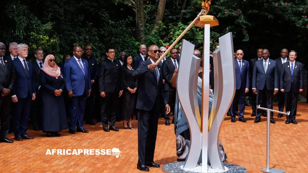 Le président rwandais, Paul Kagame, allume une flamme pour marquer le début de 100 jours de commémorations