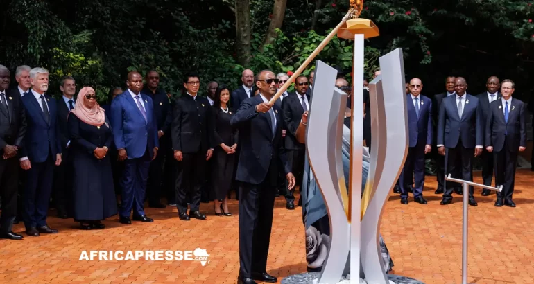 Le président rwandais, Paul Kagame, allume une flamme pour marquer le début de 100 jours de commémorations