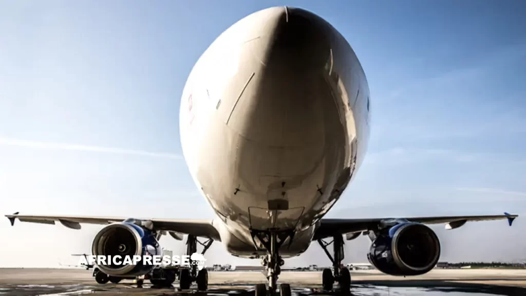 Vue de face en contre-plongée d'un avion au sol