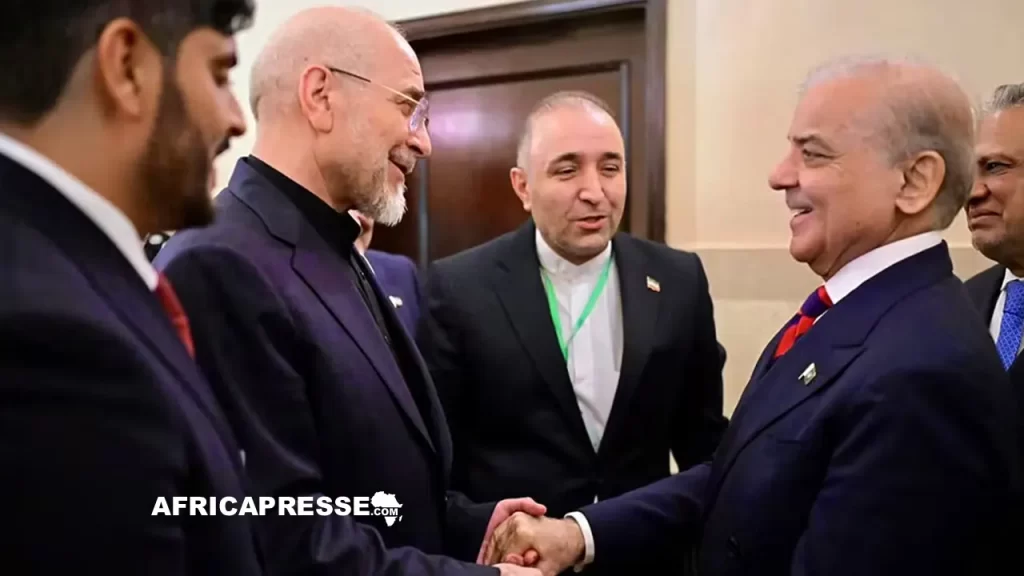 le Premier ministre pakistanais Shehbaz Sharif (2e à droite) et le ministre des Affaires étrangères Ishaq Dar (à droite) saluant le président du Parlement iranien Mohammad Bagher Ghalibaf (2e à gauche) lors de leur rencontre avant les pourparlers de paix américano-iraniens à Islamabad.